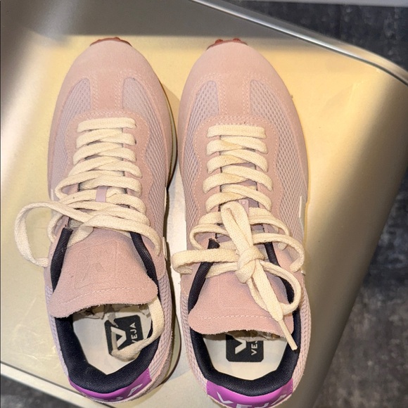 Brand new and never worn Veja  Women's Rio Branco low top Sneakers - Picture 3 of 8